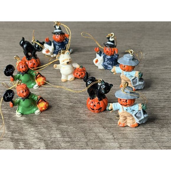 1" VTG HALLOWEEN ORNAMENTS BLACK CATS Ghosts WITCH Teddy Bears Pumpkin FLOCKED - Picture 1 of 8